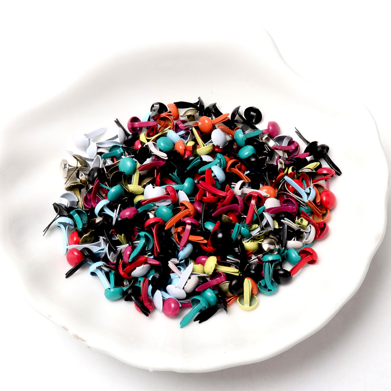 100 pz. Borchie Metalliche Rot - Embellishments For Scrapbooking recensione e prezzo